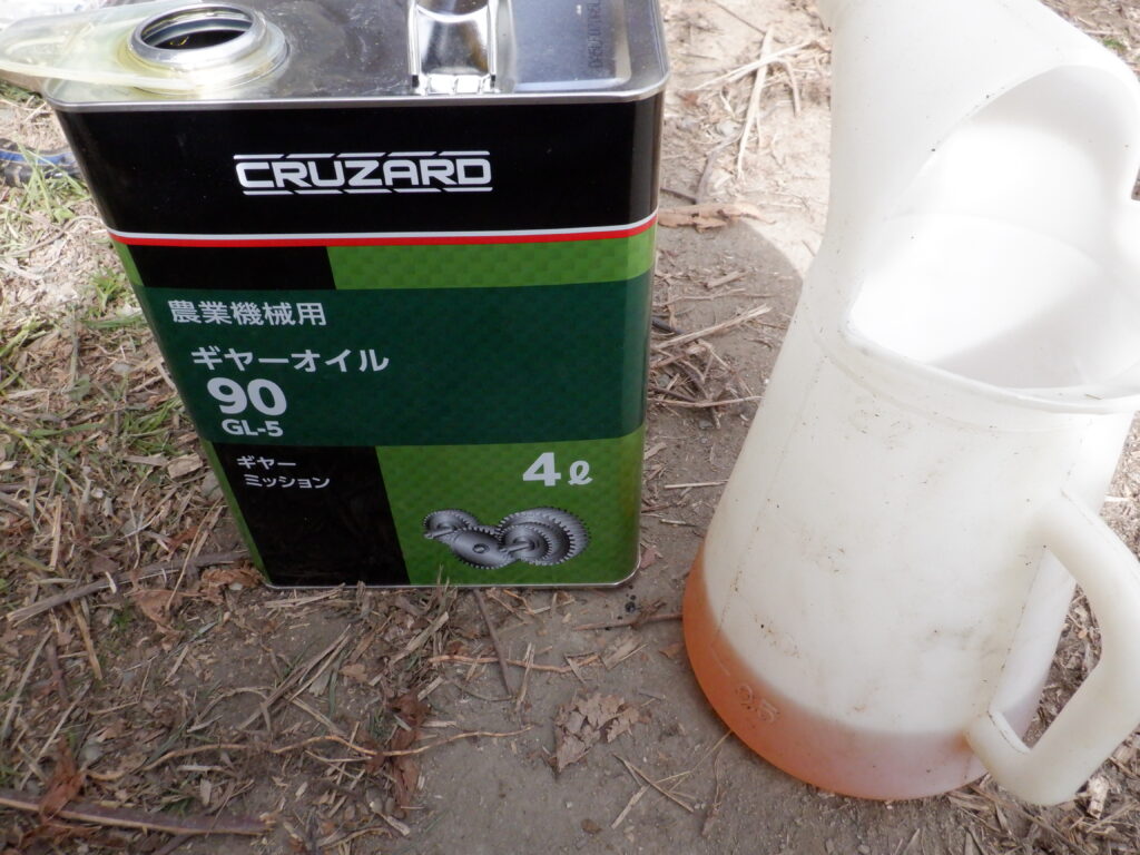 ギアーオイルを0.7ℓ用意する。
