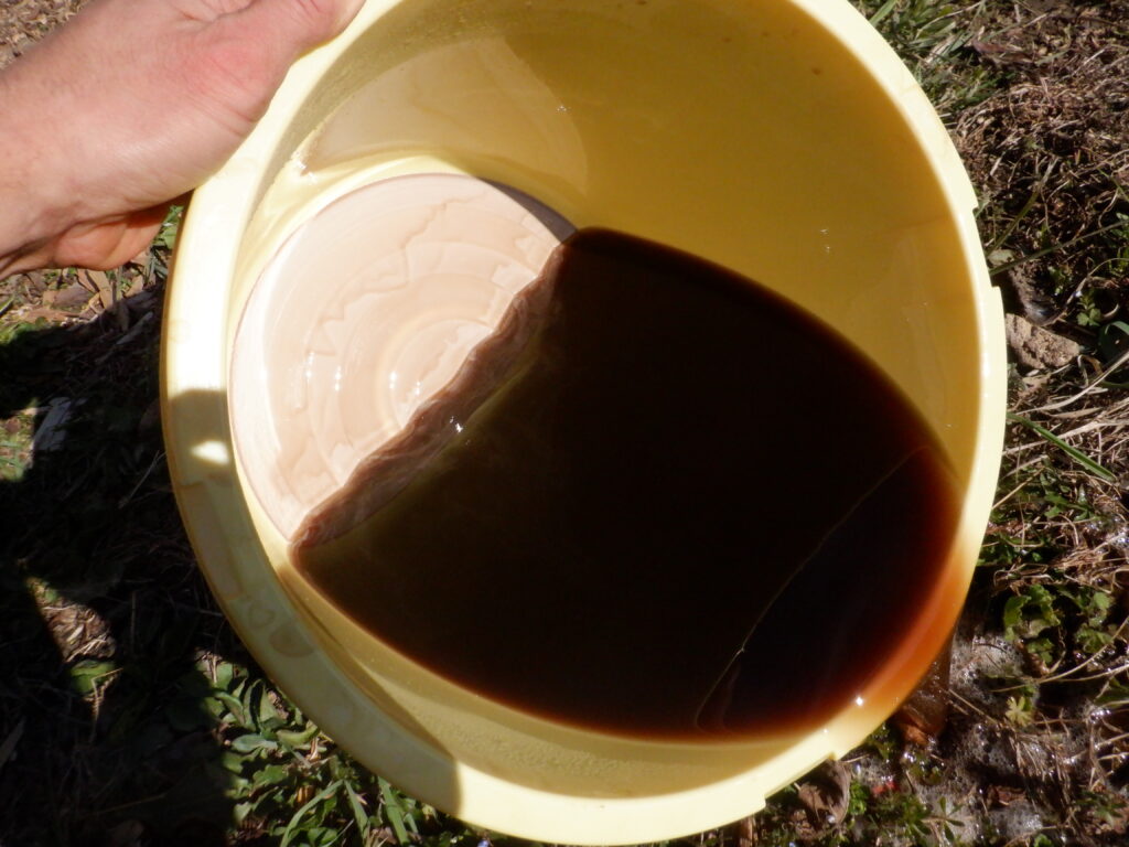 毎朝、樽の水替えをする。