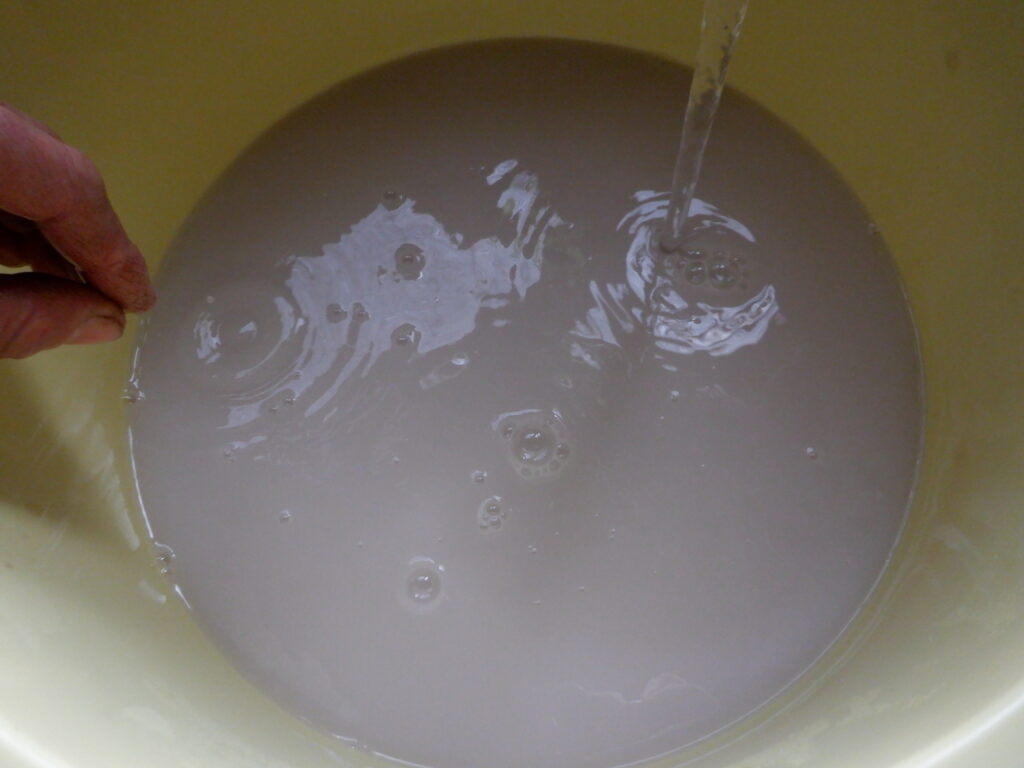 新しい水を加え、攪拌する。