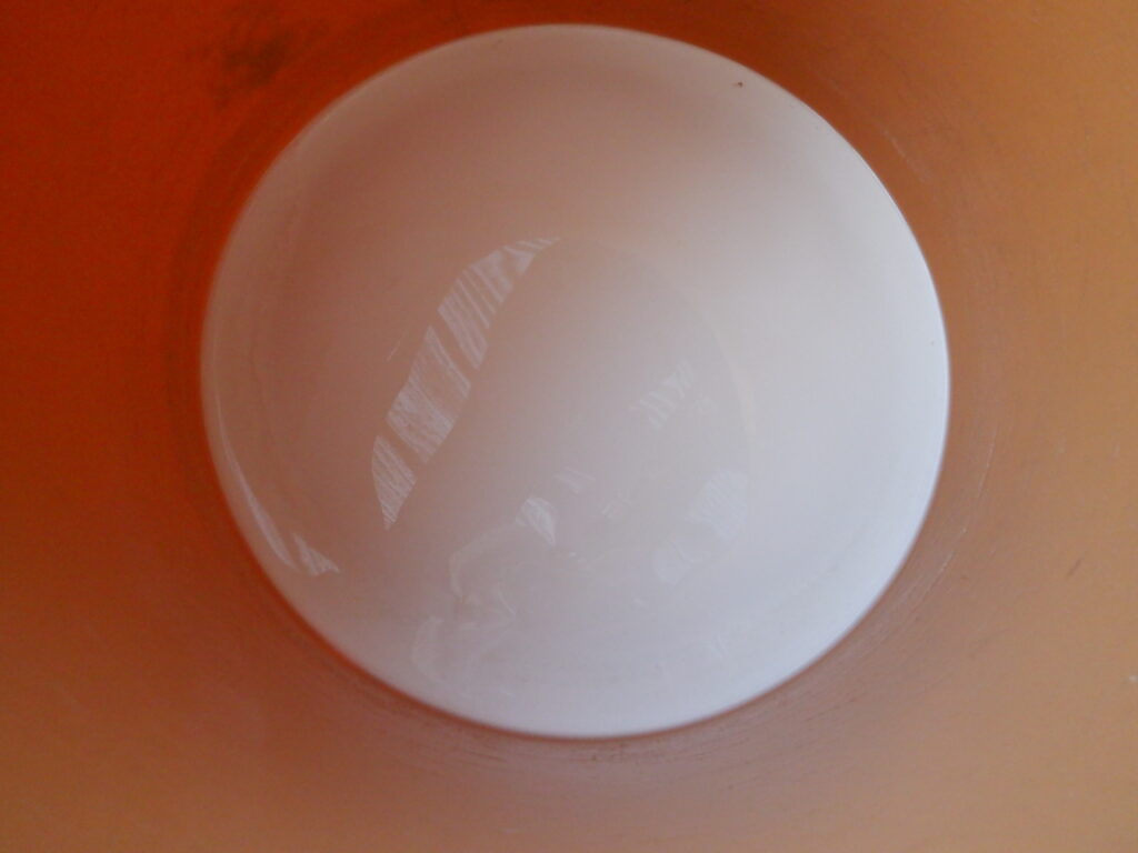 樽の底には、白いでんぷん質が沈殿している。