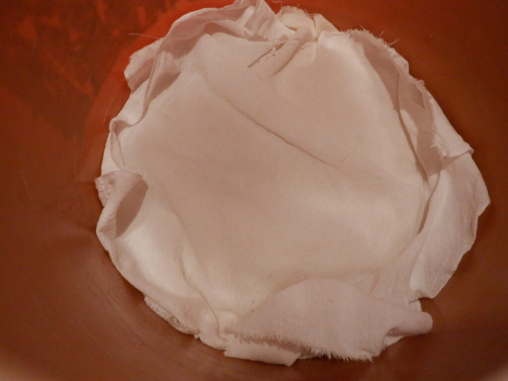 サラシを乗せて、水分を吸い取らせる。