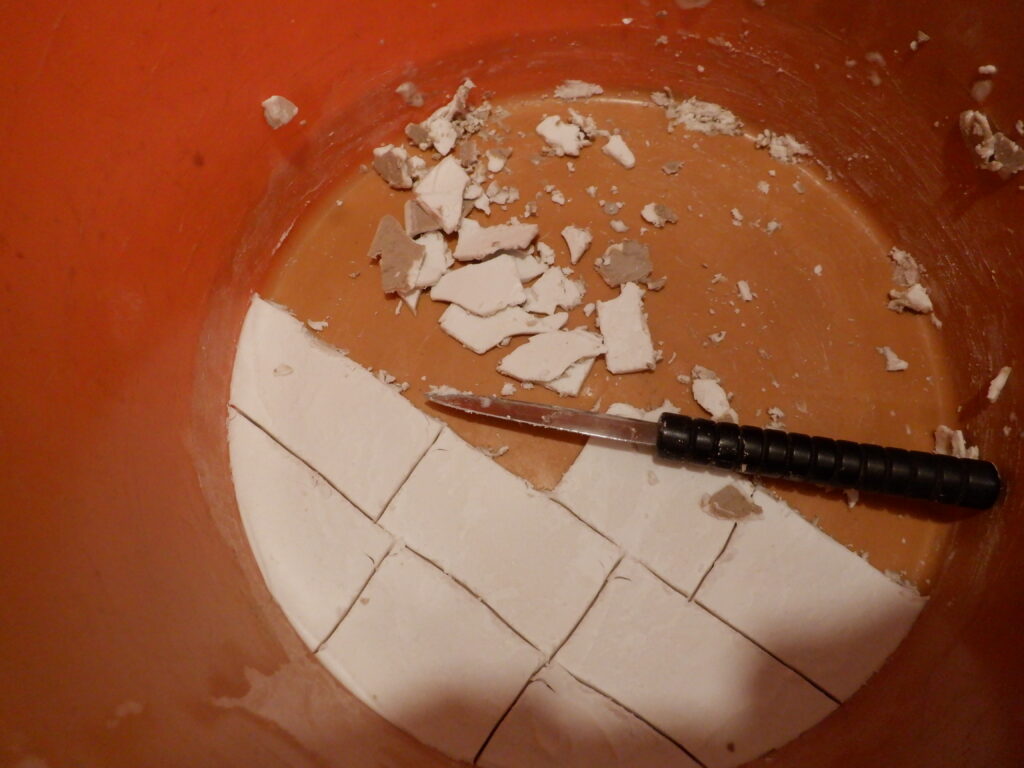 葛のでんぷん質を取り出す。