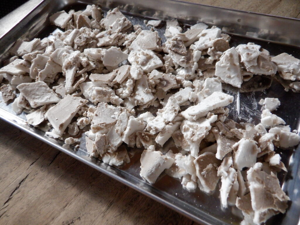 トレーにくず粉を乗せて、乾燥させる。