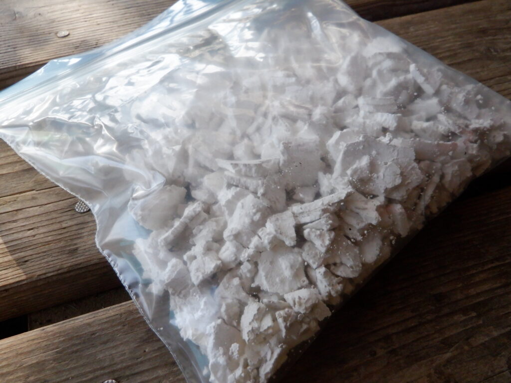 乾燥したくず粉をパウチの袋に入れて保存。