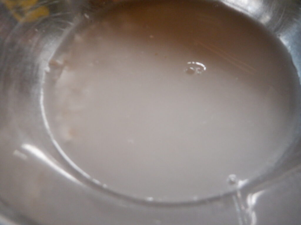 本くず粉を水に溶かす。