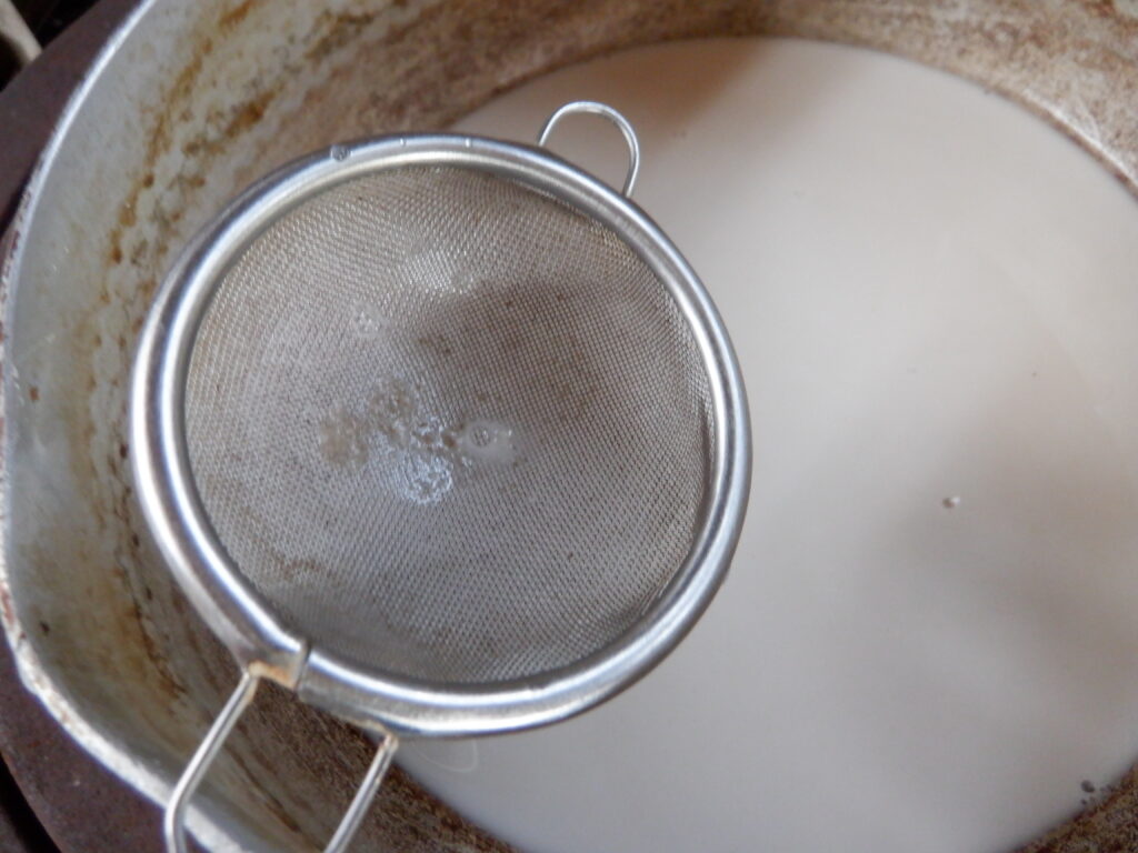 本くず粉の液を茶漉しで濾す。