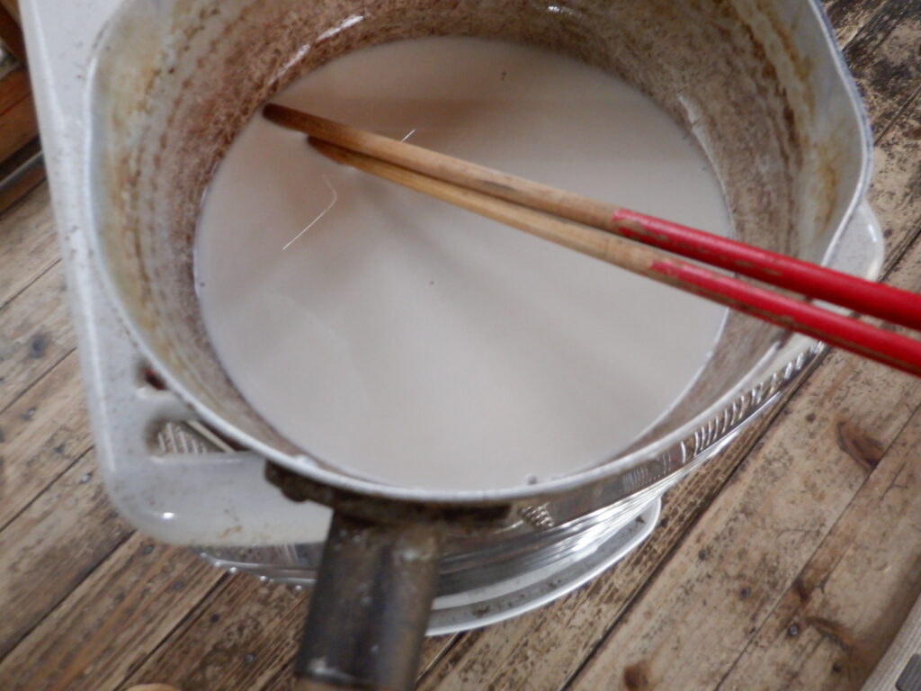 本くず粉を溶かした液を火にかける。