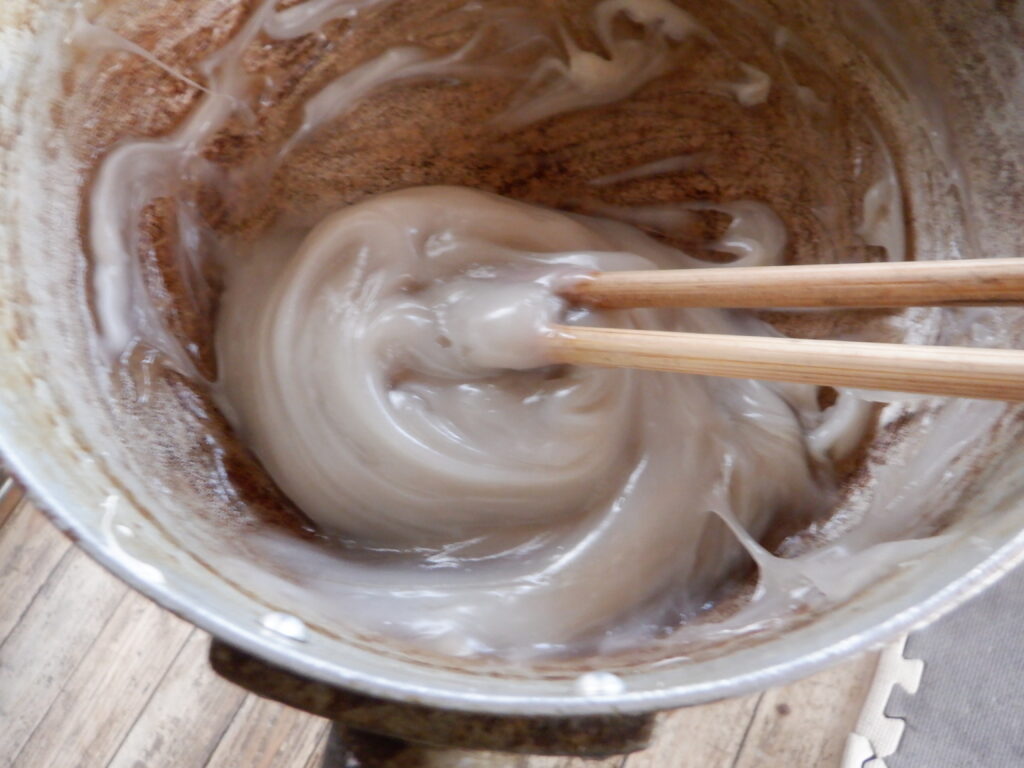 本くず粉を溶いた液が固まりかける。