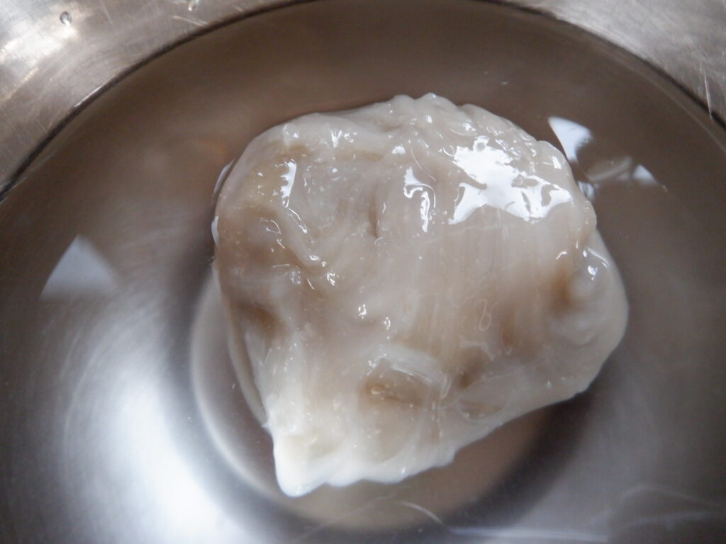 葛餅を水にとる。