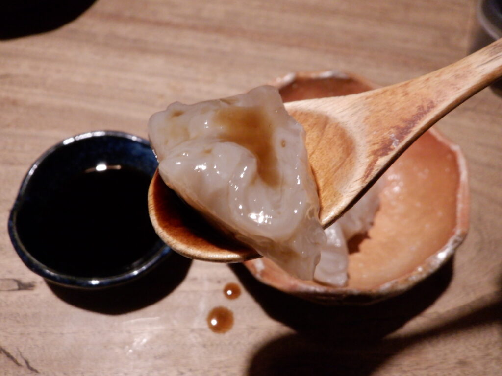 黒蜜をかけて、葛餅を頂く。