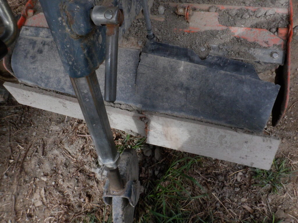 ロータリーゴムカバーが壊れる。