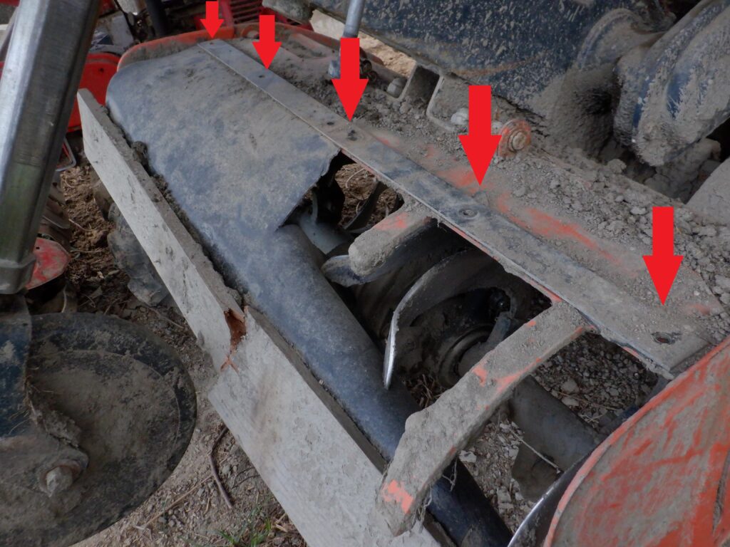 ロータリゴムカバー抑えのボルトを緩める。