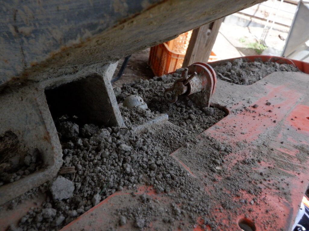 上部のピンを外す。