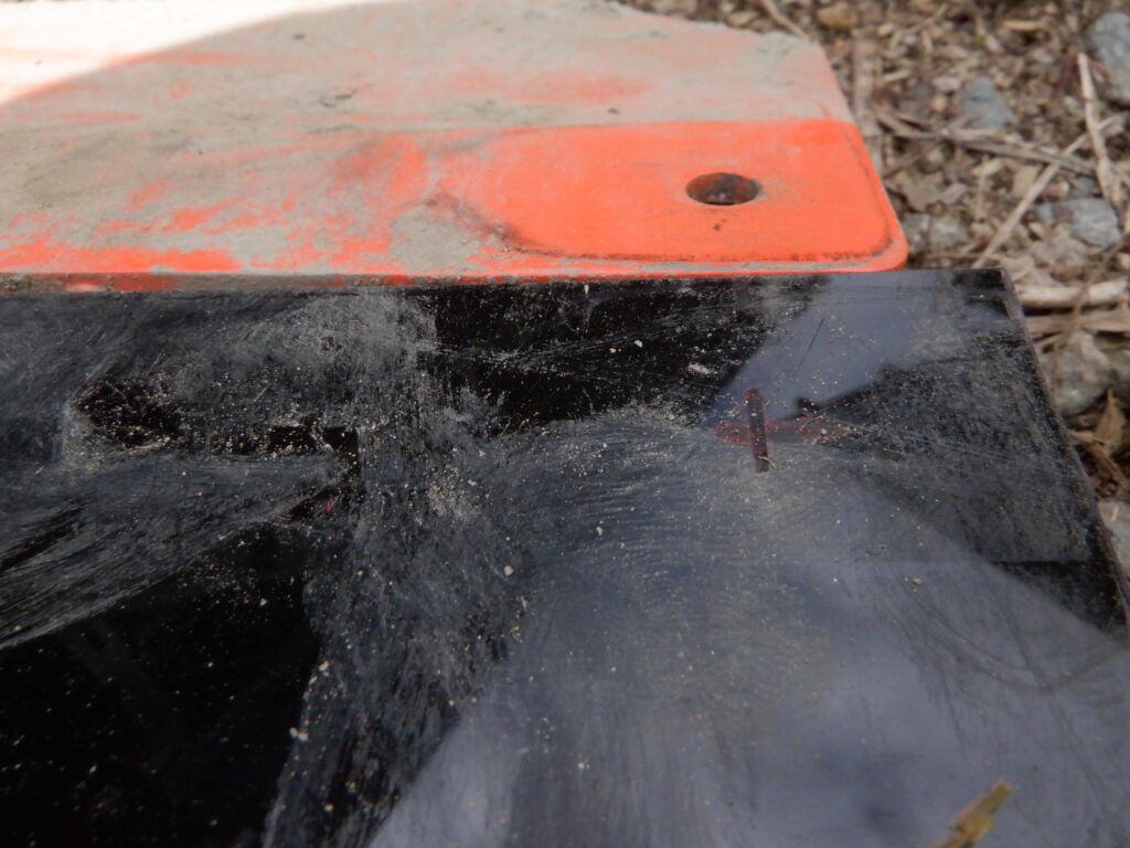 タレゴムの穴を空ける位置を記す。