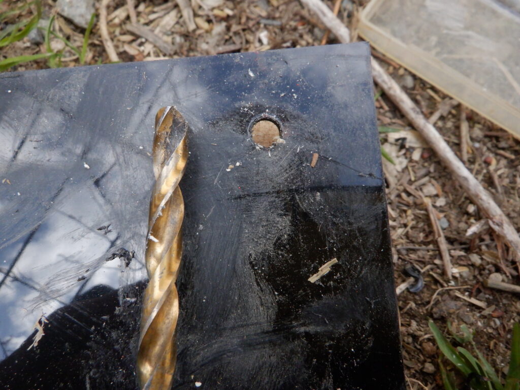 タレゴムにドリルで穴を空ける。