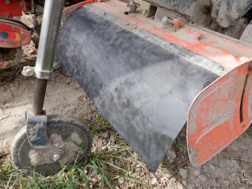 耕運機のロータリーゴムカバーを交換する。