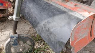 耕運機のロータリゴムカバーを交換する。