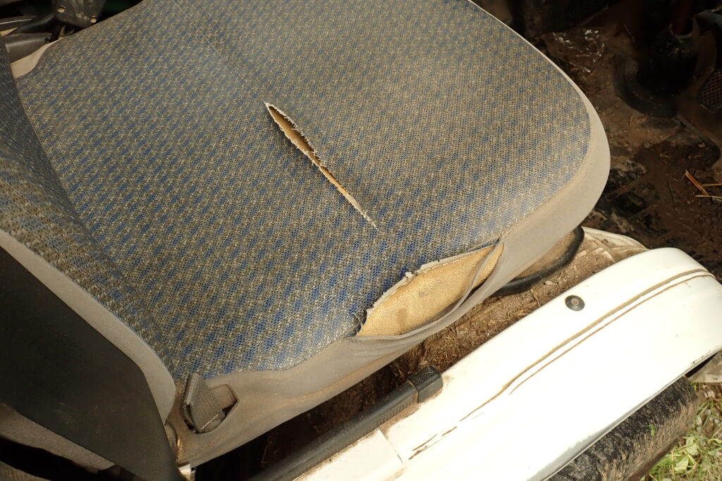 破れた軽トラのシートカバー。